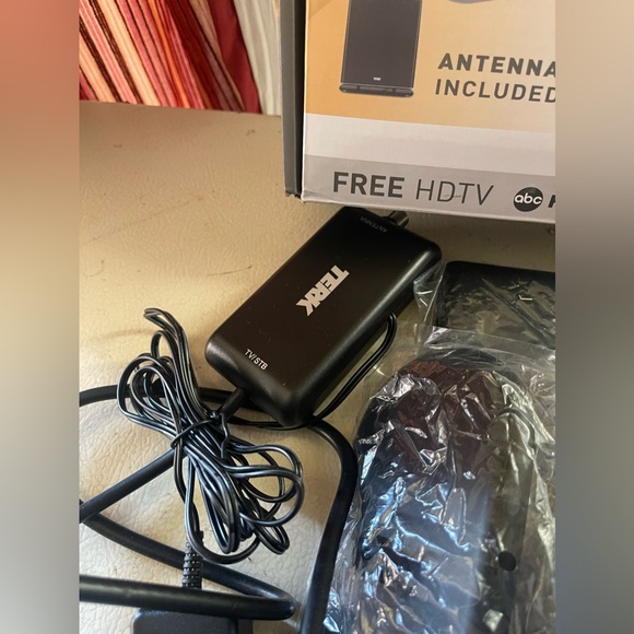 TERK ULTRA HD AMPLIFIED MULTI DIRECTIONAL INDOOR TV ANTENNA. - Picture 4 of 5